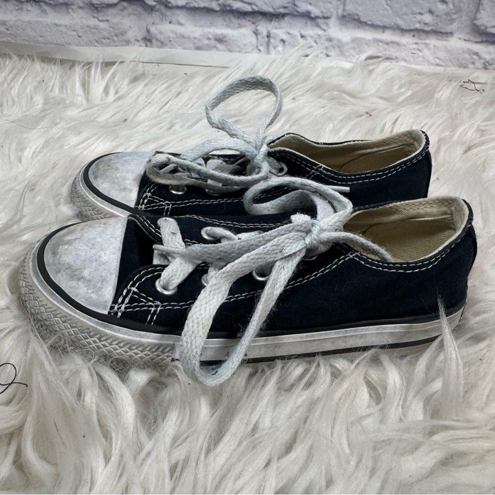 Converse Chuck Taylor‎ Toddler Sneakers size 9 boys or girls - Picture 2 of 8